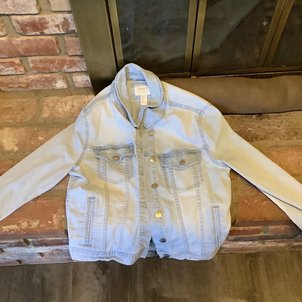 Forever 21 light-wash jean jacket. (s)